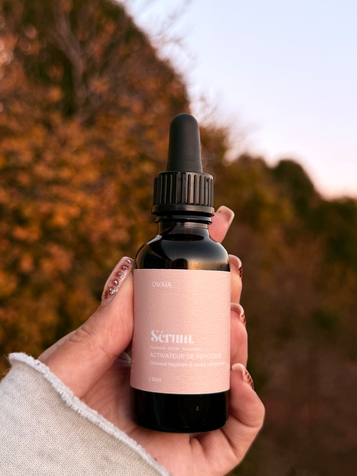Le Sérum Ovaïa, flacon de 30 ml tenu en main