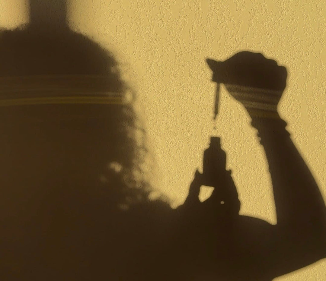 Ombre d'une femme appliquant le sérum
